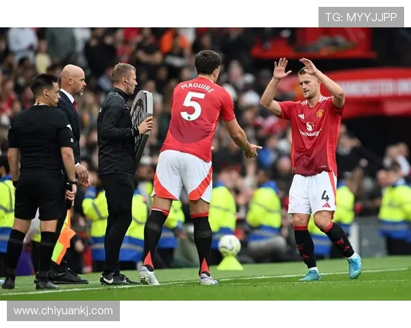 曼联战术执行持续崩盘,场上混乱加剧赛季走势不确定性 曼联战术执行持续崩盘,场上混乱加剧赛季走势不确定性